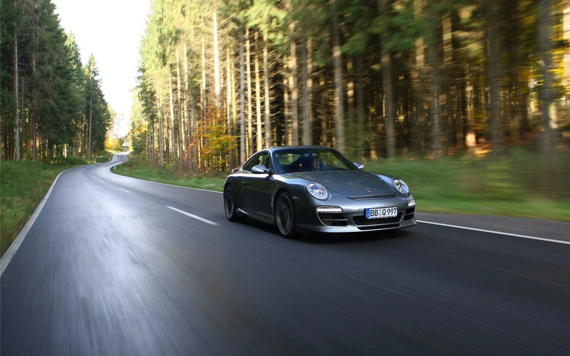 Машина на полной скорости. Порше 911 в лесу. Порше 911 на дороге. Порше 911 по трассе. Porsche 911 Road car.