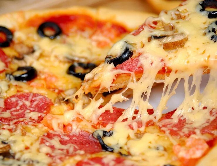 Начинка для пиццы с сыром. Пицца с колбасой и сыром. Пицца с маслинами и колбасой. Пицца с докторской колбасой и сыром. Домашняя пицца с колбасой и сыром.