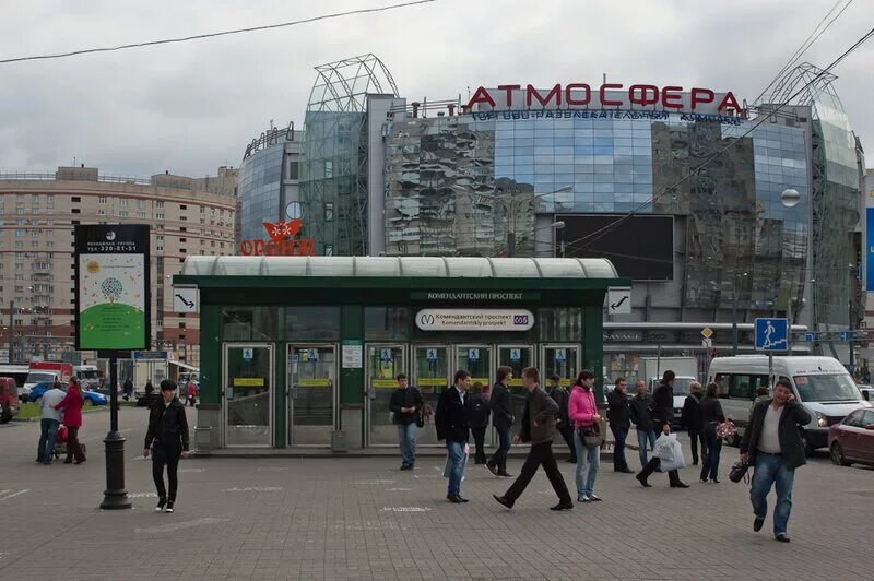 Ст комендантский проспект. Станция метро Комендантский проспект СПБ. Питер метро Комендантский проспект. Метро Петербурга Комендантский проспект. Комендантский проспект метро снаружи.