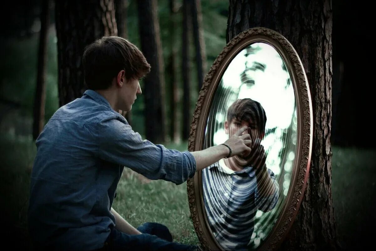 Видеть большое зеркало. Отражение в зеркале. Человек в зеркале. Отражение человека в зеркале. Зеркало в другом человеке.