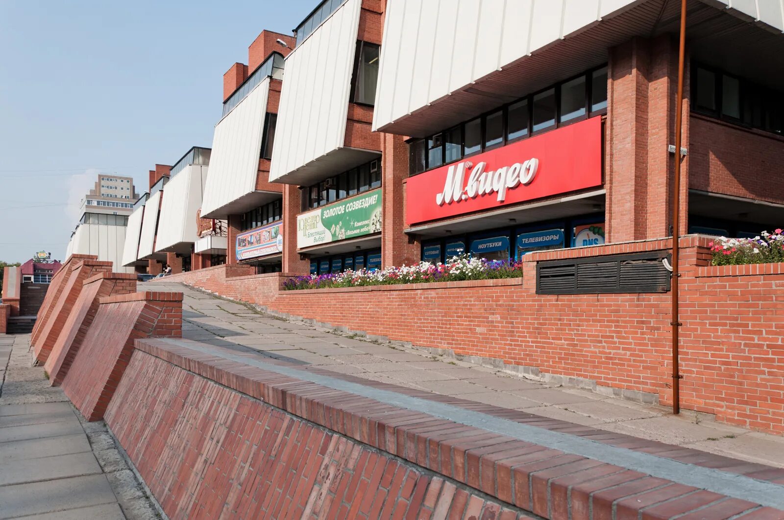 Nm store омск. Омск ТРЦ. Торговый центр Омский. ТЦ Омский магазины. Торговые комплексы Омска.