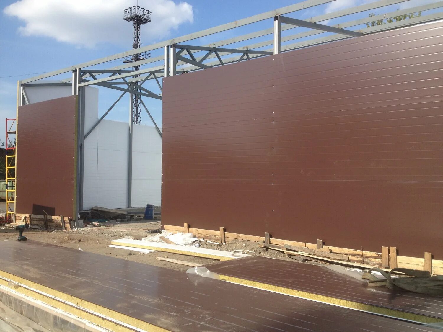 обшивка сэндвич. обшить дом сэндвич панелями. здание из сэндвич панелей 7024. сэндвич-панели поэлементной сборки (сппс). фасадные сэндвич панели ruukki.