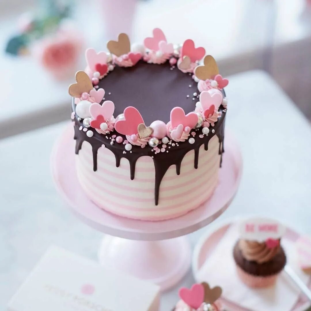 Как украсить торт девушке. Украшение торта для девочки. Стильное украшение торта. Декорт торта для девочки. Торт с розовыми подтеками.