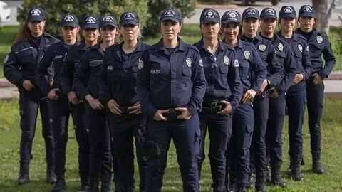 Uyqu sumkasida yalangoch qiz