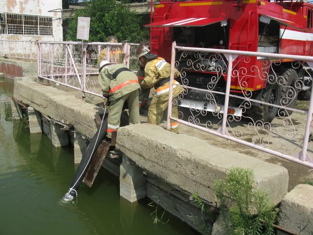 Забор воды видео. Забор воды из пожарного водоема. Забор воды с открытого водоисточника. Забор воды пожарным автомобилем. Пирс пожарный для забора воды.