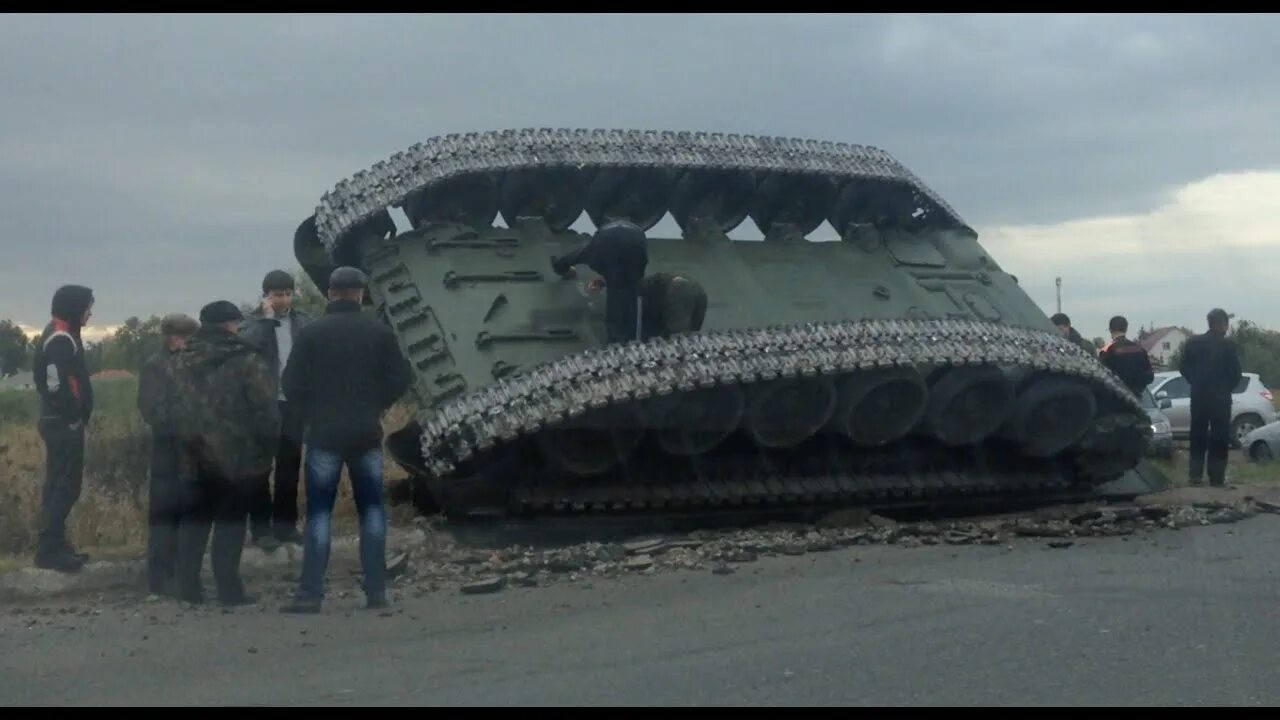 Перевернутый танк. Перевернутый танк. Перевернутый танк. Перевернувшийся т-34. Танк перевернулся.
