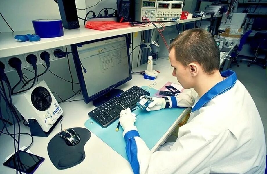 Центр ремонта ноутбуков. Сервисный центр. мастерская по ремонту пк. сервисный центр по ремонту техники. сервис центр компьютеров.