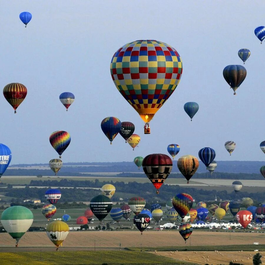 15 воздушных шариков. Воздушные шары в небе. Фестиваль воздушных шаров. День воздушных шаров. Шарики в небе.