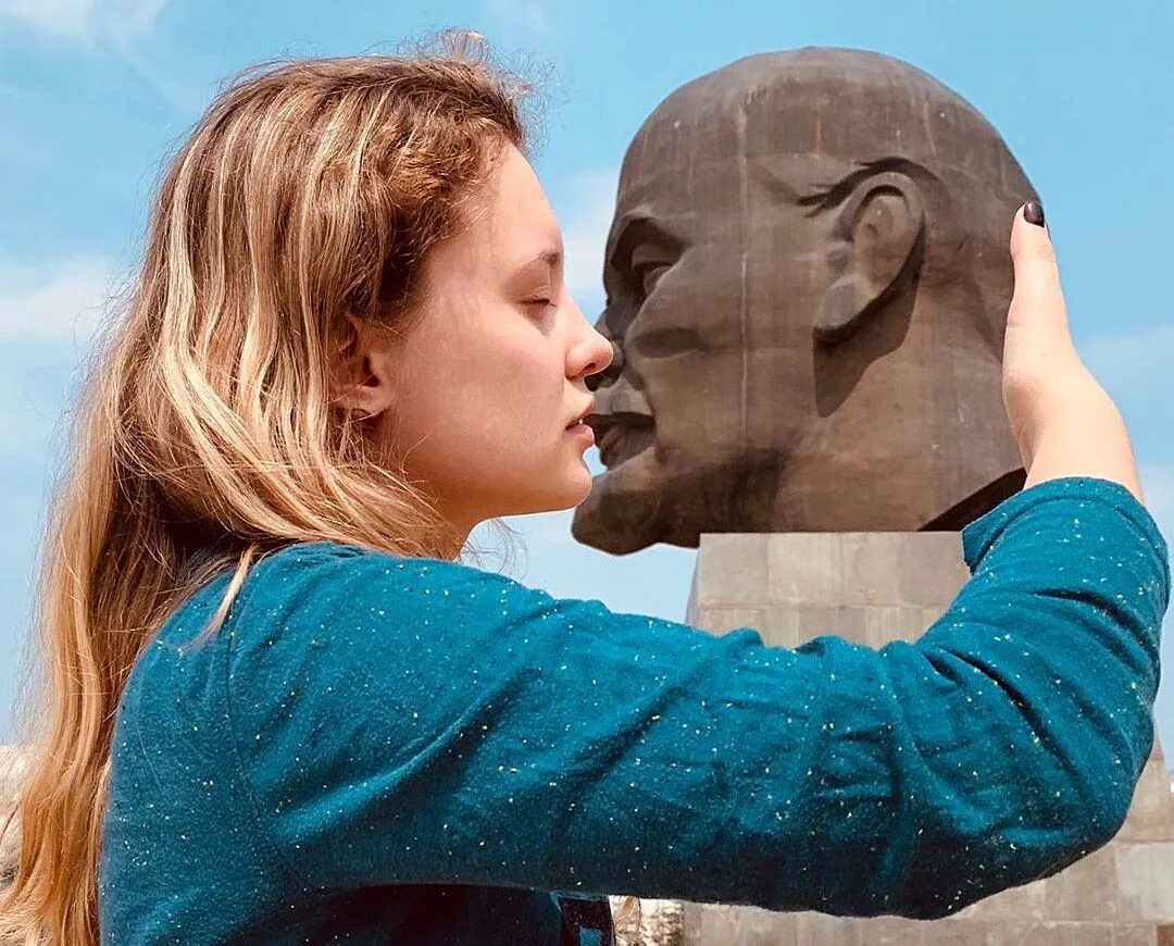Голова Ленина в Улан-Удэ. Памятник поцелуй. Девушка обнимает статую. Скульптура поцелуй.