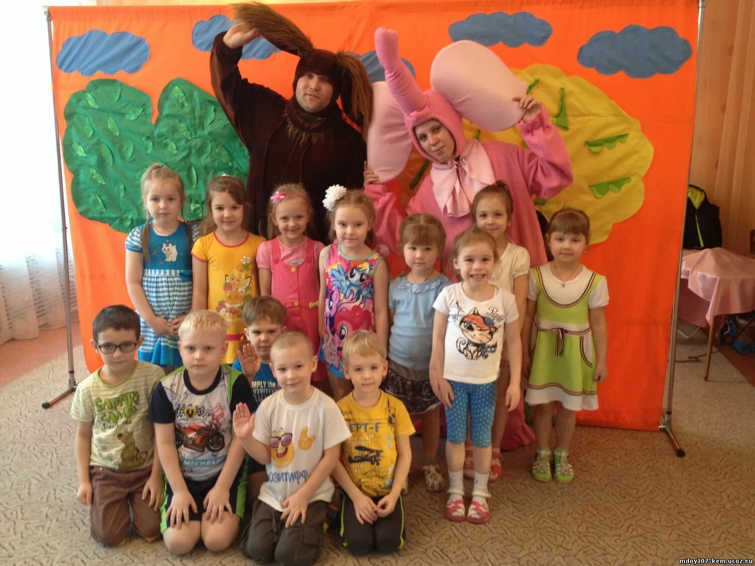 дети в детском саду смотрят приезжий театр. театр приехал в детский сад. костюмы для детского мюзикла. театр приехал в детский сад. детские постановки спектакля в детском саду.