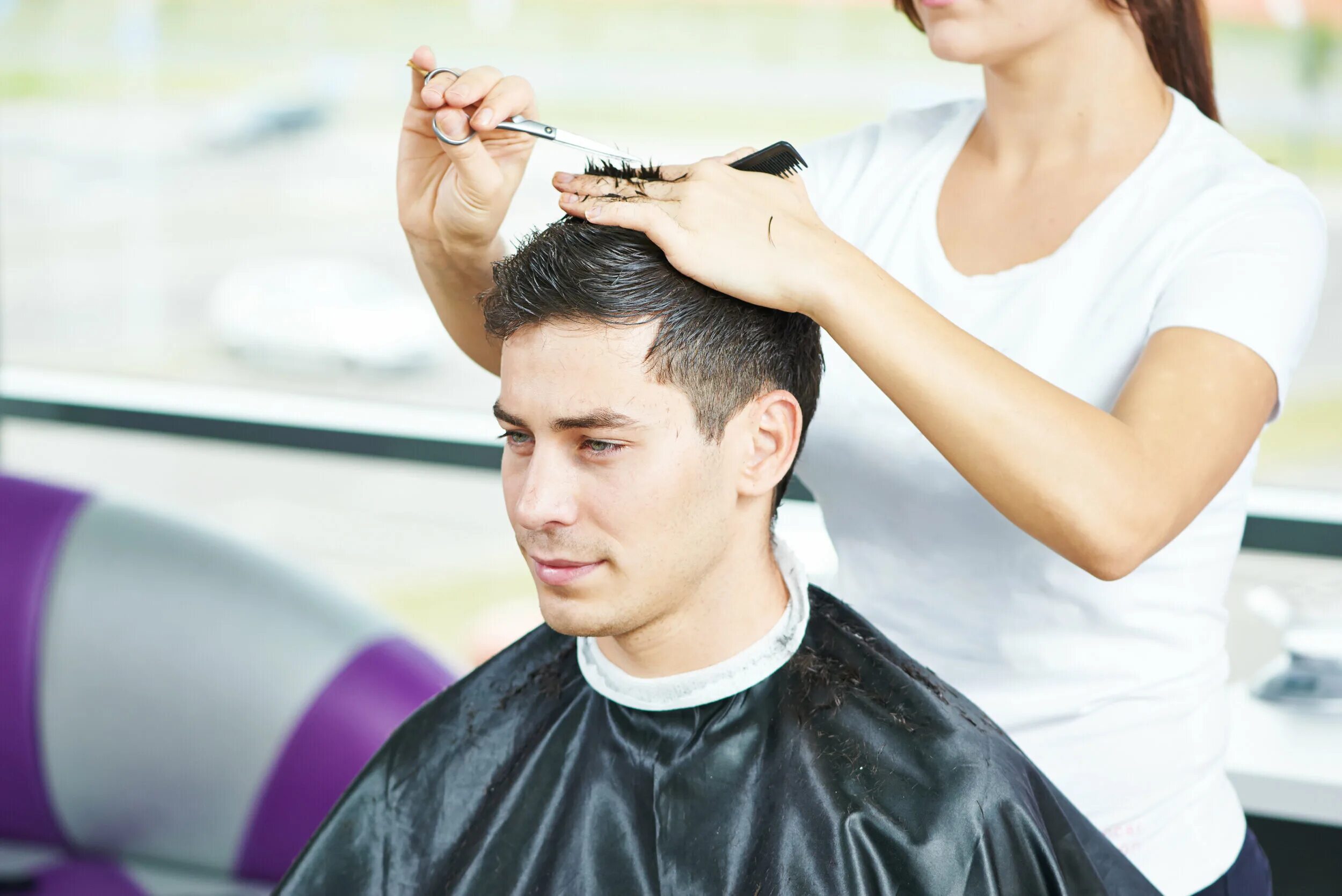 мужчину стригут под машинку. машинка для стрижки. стрижка волос в салоне. машинка для стрижки. как подстричь мужчину ножницами коротко.