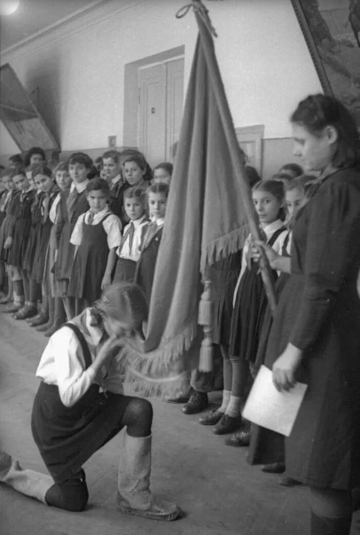 Погода пионерки. Погода пионерки. Турслет пионерия. Девушка в пионерском галстуке. Пионерский лагерь дзержинец анашкино.