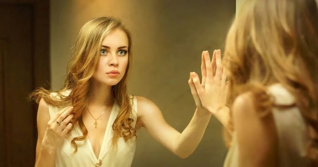 Девушка смотрит на свои руки. Девушка смотрит на свои руки