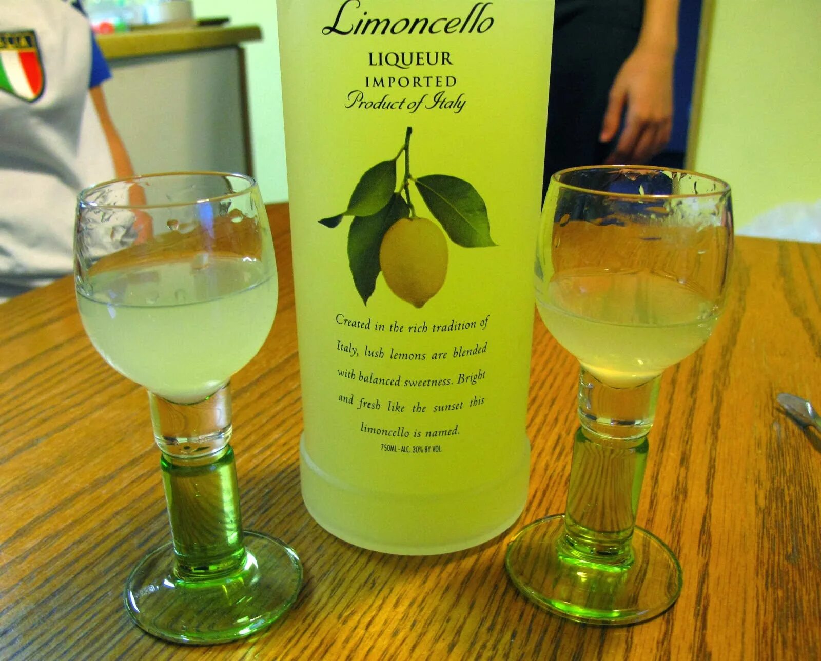 Лимончелло сан. Ликер эмульсионный Лимончелло. Лимонный ликёр Limoncello. Лимончелло ликер 25.