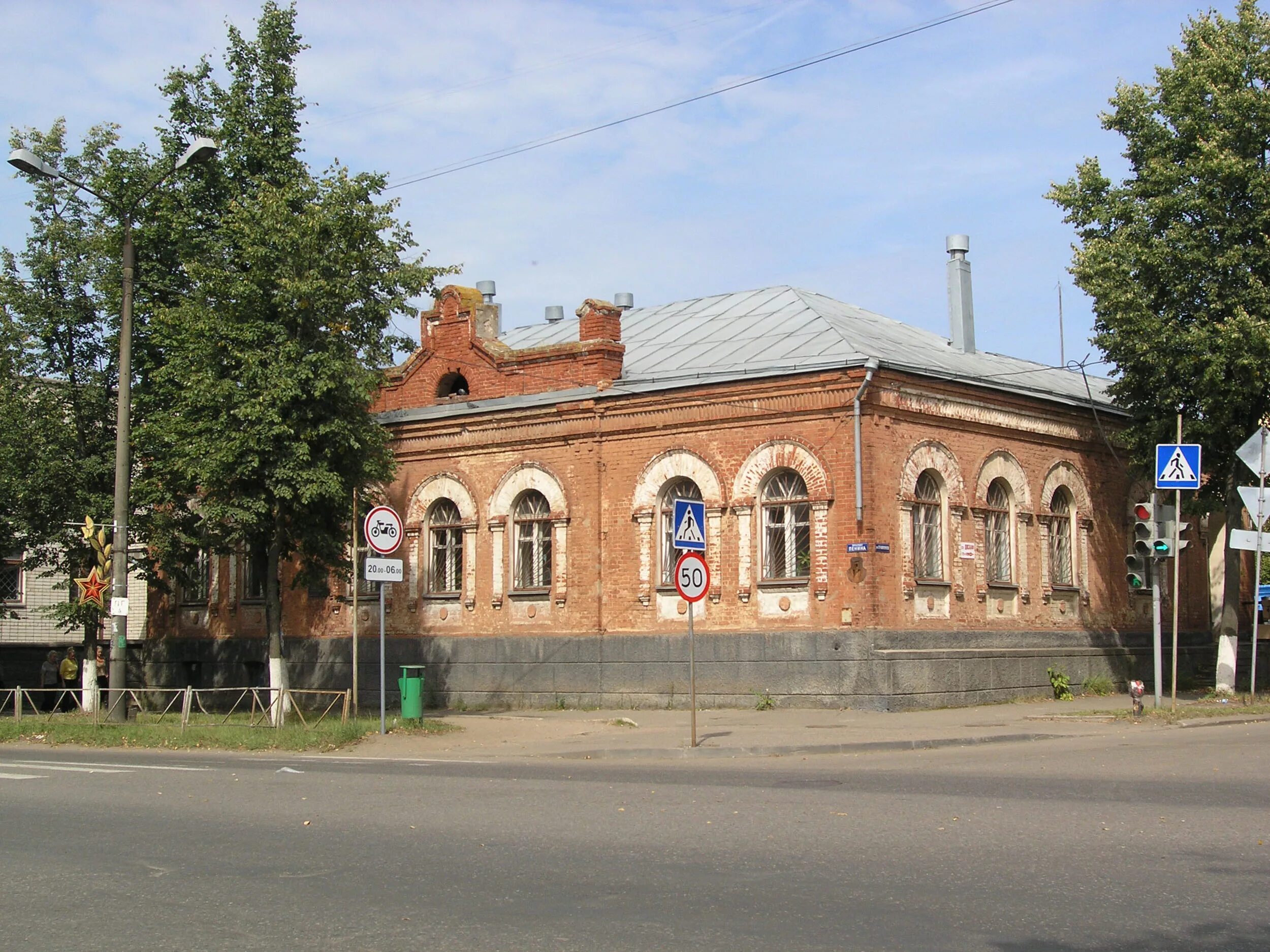 Великие луки дом врача. Великие Луки ул Лизы Чайкиной. Улица Лизы Чайкиной дом Великие Луки. Великие Луки дом Демешко. Великие Луки улица Лизы Чайкиной 23.