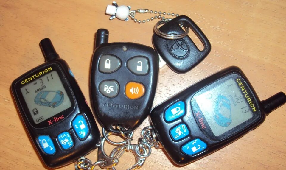 Пульт сигнализации старый. Автосигнализация 2006 года. старые автосигнализации. автомобильный брелок сигнализации. старая автомобильная сигнализация.
