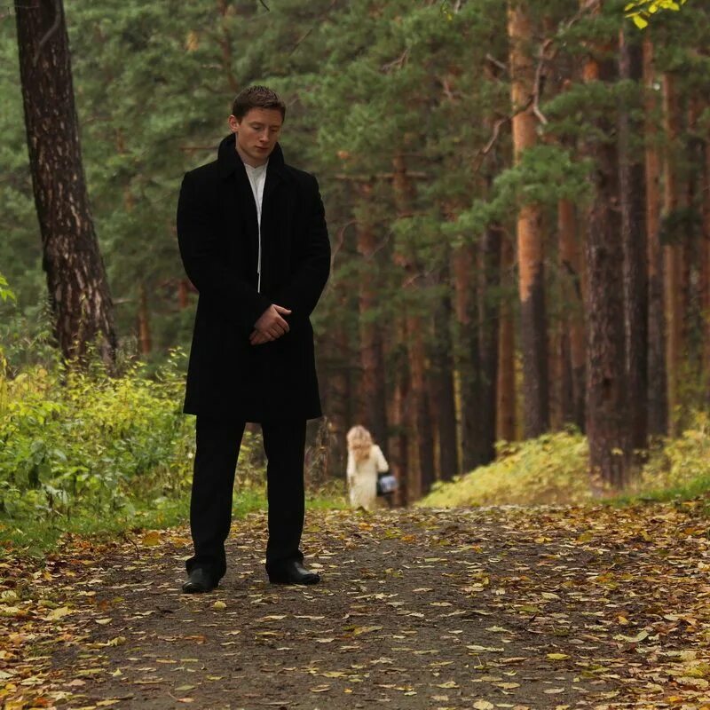 В осеннем парке митяев. Мужчина в осеннем парке. осень мужчина в парке. человек в осеннем лесу. мужчина в пальто осеннем парке.