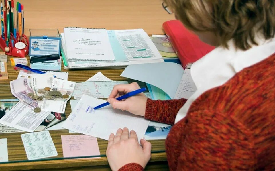 Деньги на нужды класса. Поборы в школе. сборы денег в школе. школа и деньги. собирают деньги в школе.