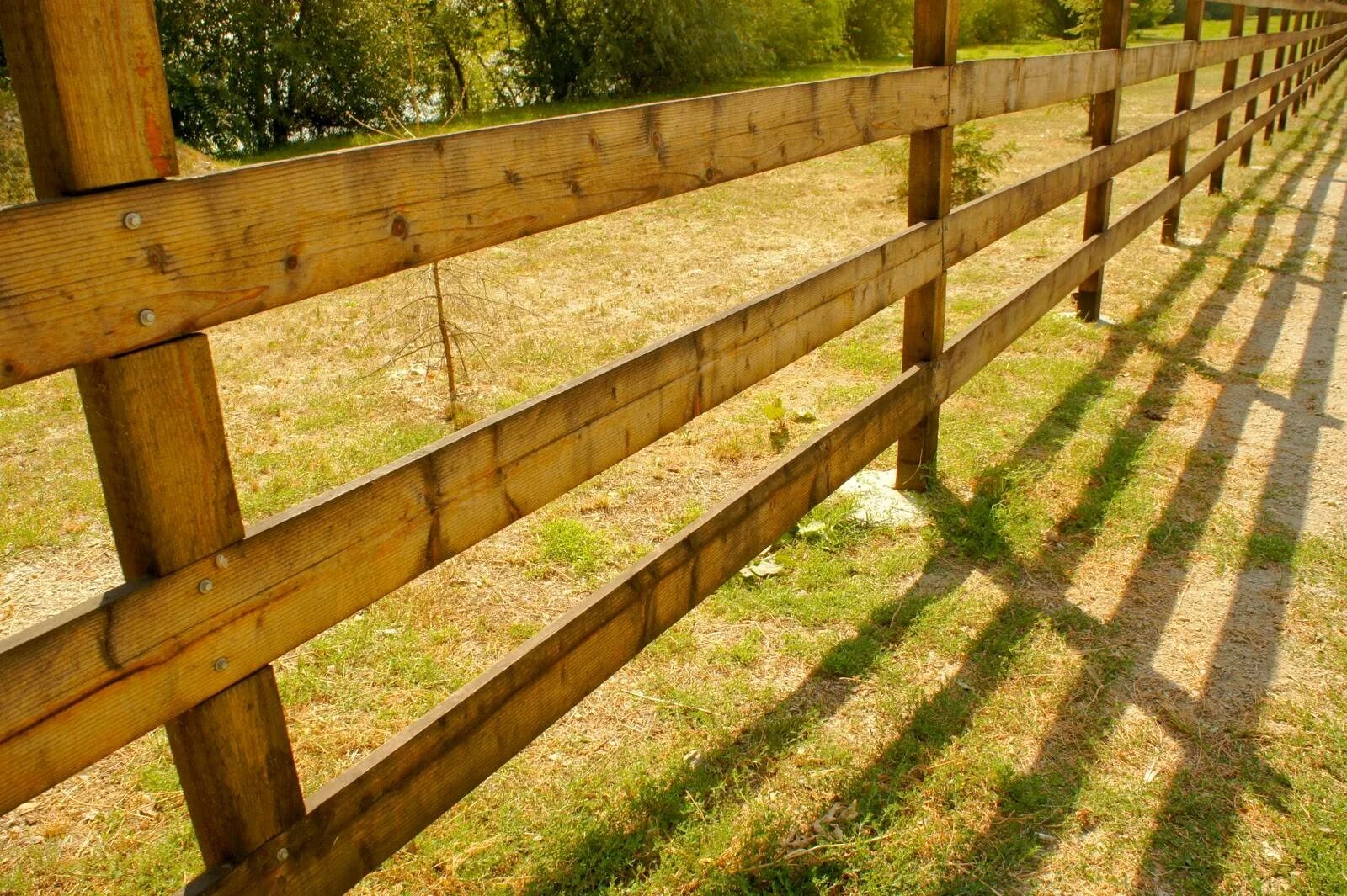 Как сделать дешевый забор. Забор ранчо плетенка. Забор из деревянных досок. Деревянные заборы и ограждения. Забор ранчо деревянный.