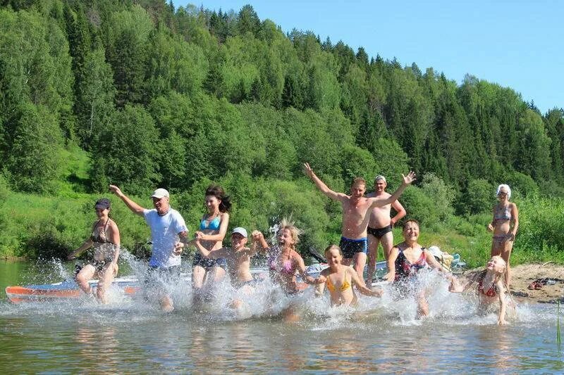 Купания на природе. Отдыхающие на реке. Купание в реке. Отдых на речке. Купаемся в походе.