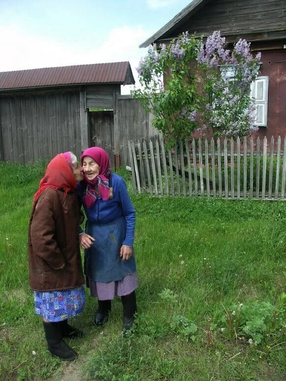 Рассказы бабушки про деревню. Две деревенские старушки. сплетни в деревне. колодец у бабушки в деревне. деревенские женщины беседуют.
