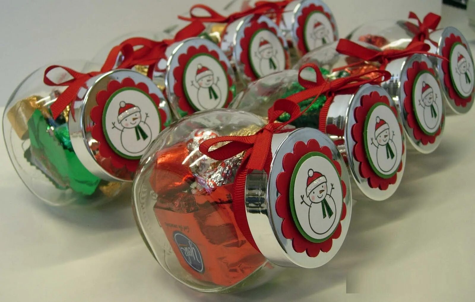 Сувениры на новый год коллегам. Сувениры на новый год. Маленькие подарочки на нг. Подарки коллегам на новый год недорого идеи. Сувениры на новый год коллегам.