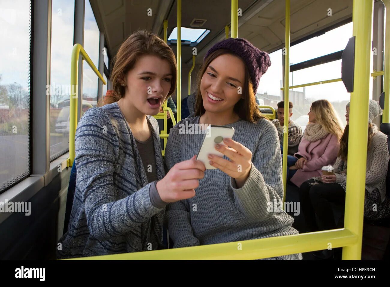 People on the Bus. Девушка со смартфоном в автобусе. A Bus или the Bus.