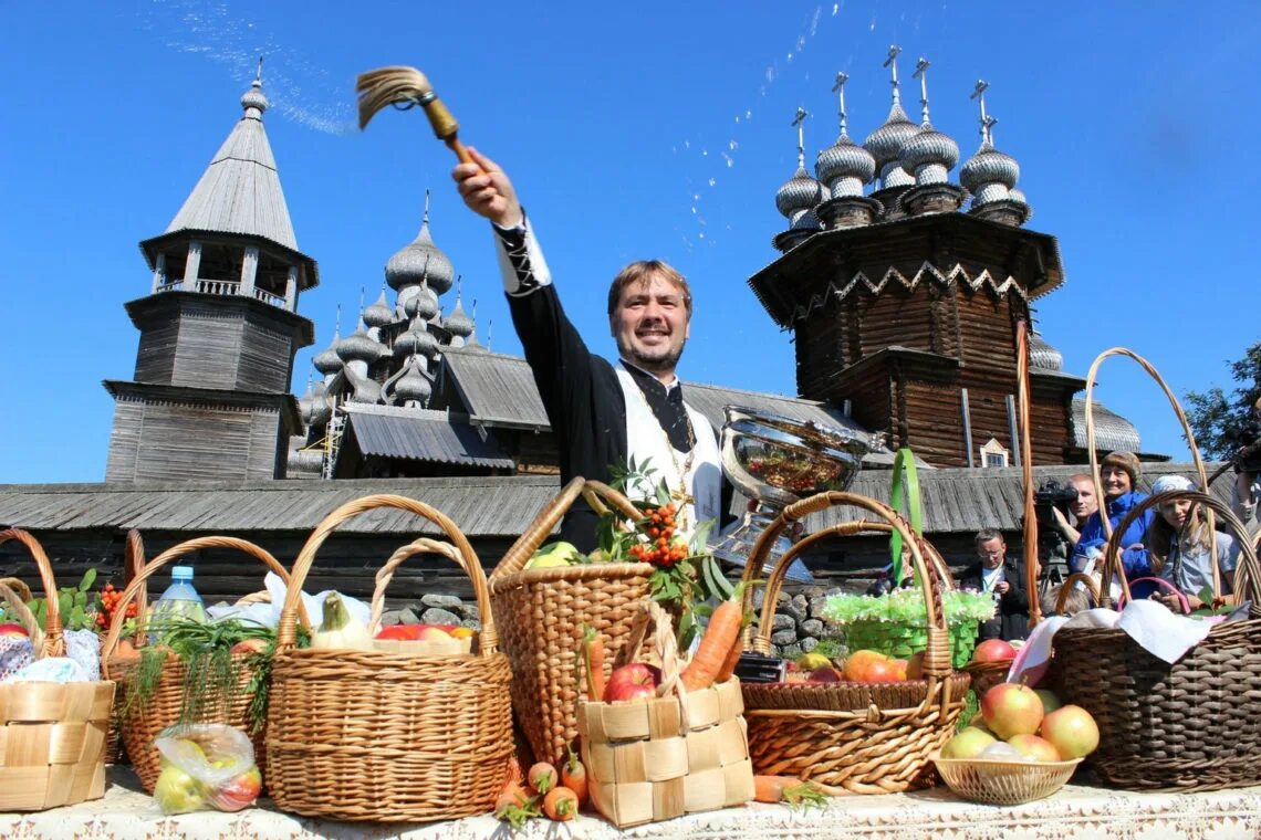 Яблочный спас. Яблочный спас на Руси. Яблочный спас христианский праздник. Освящение яблок.