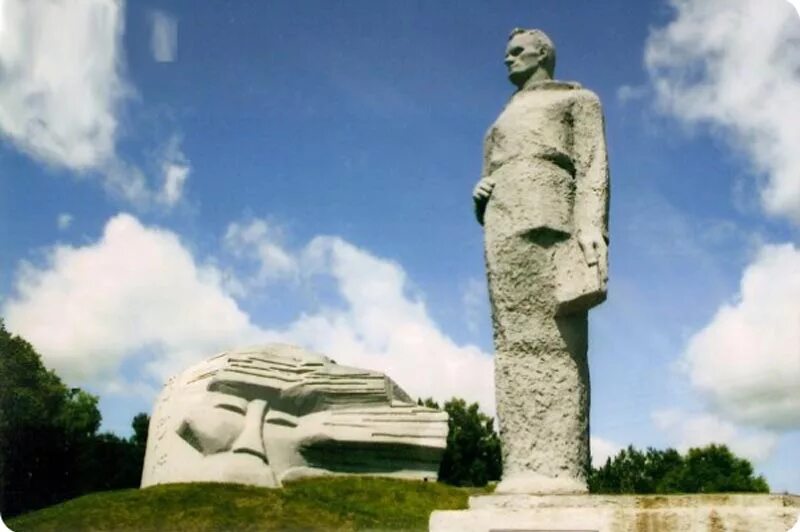 В каком селе установлен памятник дерсу узала. Город арсеньев памятник дерсу узала. памятник урсузола арсеньев город. памятники города арсеньева дерсу узала. памятник владимиру клавдиевичу арсеньеву.