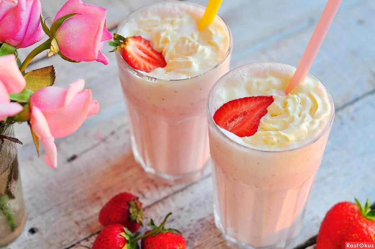 молочный коктейль. коктейль молочный "клубника". кокосовый молочный коктейль. молочный коктейль рецепты для блендера с клубникой. клубничное смузи торт.