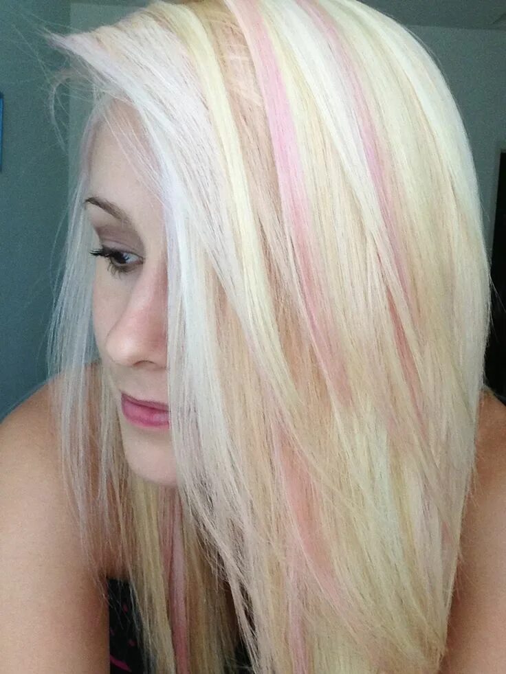 Блондинка с розовыми прядями. Блондинка с розовыми прядками. Розовые пряди на светлых волосах. Розовый блонд.