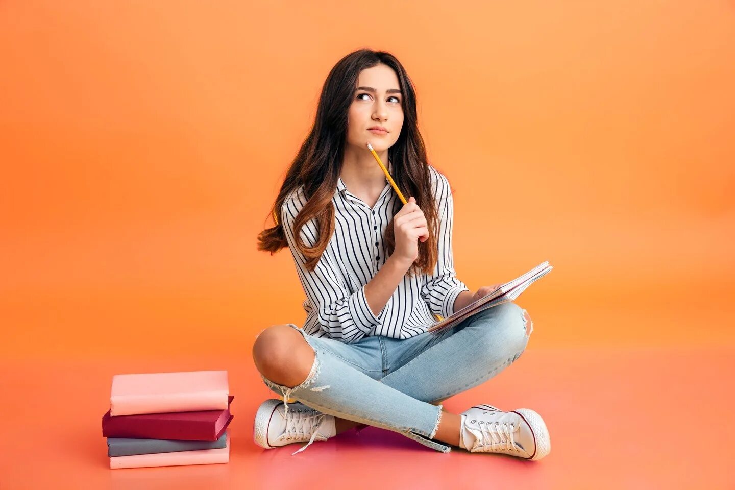 She a new student. Студентка с книжками. Девушка студент. Задумчивая девушка. Молодая девушка студентка.