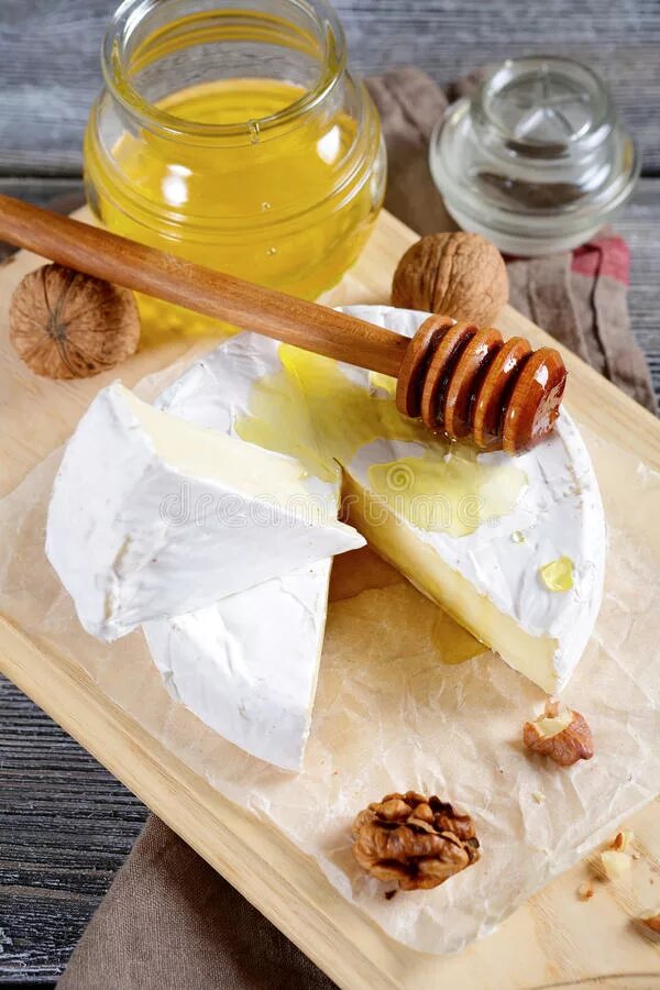 Сыр с медом купить. Сыр с медом. Бри с медом. Сыр с медом и орешками. Сыр Бри с медом едят.