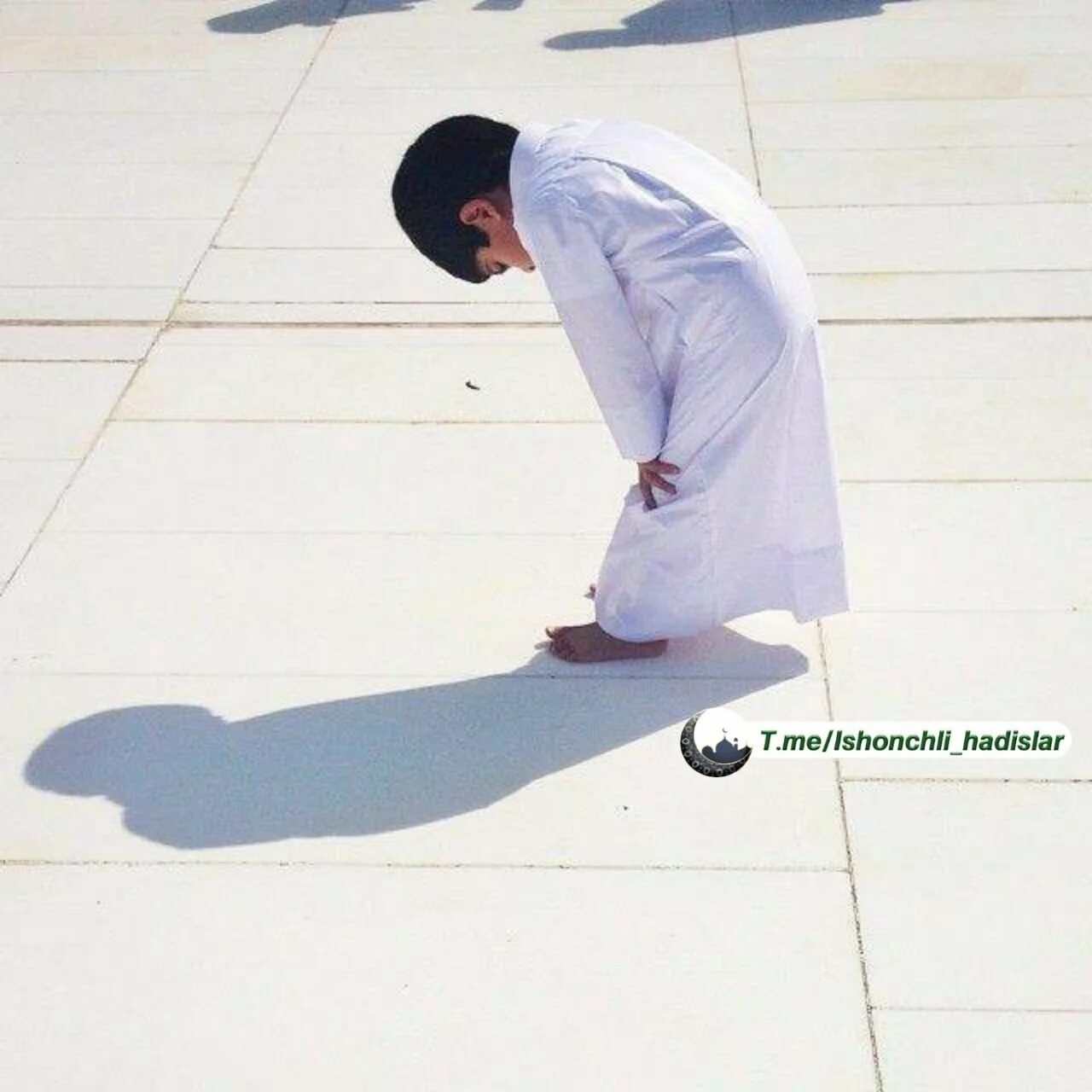 Почему мусульмане совершают намаз. Мусульманин в поклоне. Мальчик мусульманин молится. Что такое намаз у мусульман. Мусульман человек.