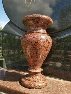 Чем приклеить вазу на кладбище