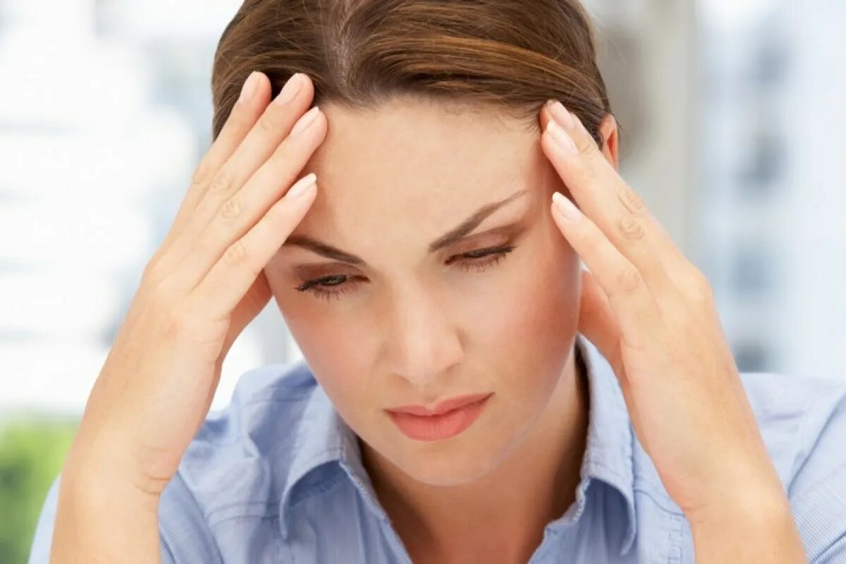 Расстроенная девушка. Эмоциональное напряжение. Советы борьбы со стрессом. Признаки нервного срыва. Нервный срыв симптомы.