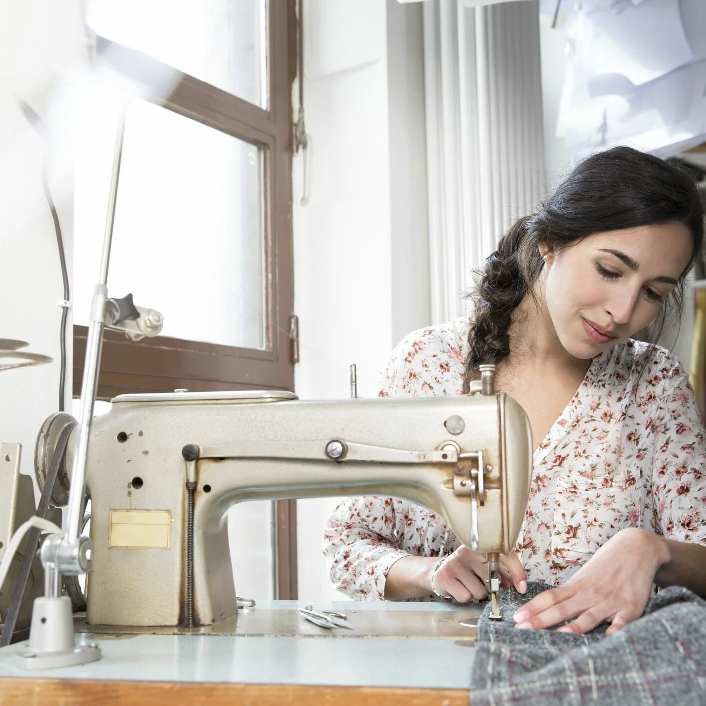 тираспольская швейная фабрика одема. портной женщина. девушка швея. просто мария со швейной машинкой. большая льняная мануфактура.