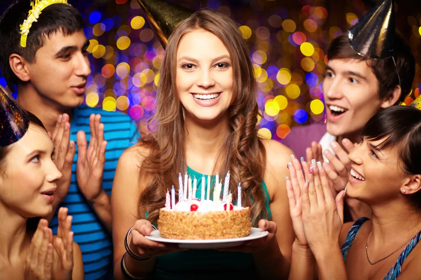 Вечеринки автор. Празднование дня рождения. Фотосессия ко Дню рождения с тортиком. День рождения вечеринка. Люди празднуют день рождения.