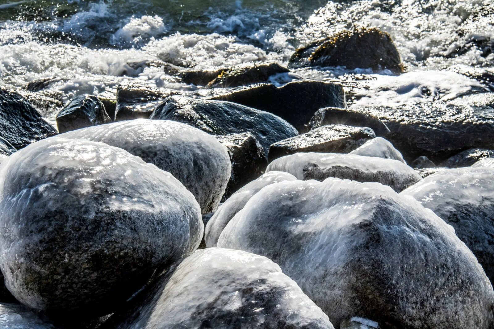 Камни в воде. Валун в воде. • Водно-снежно-каменные. Камень с потоками воды.