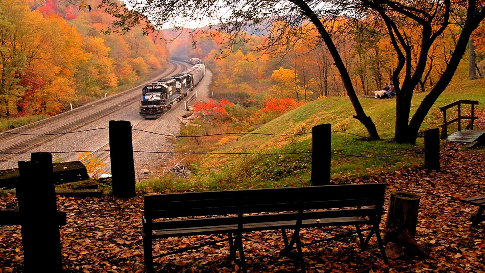 Поезд дорога осень. Поезд на фоне осенних гор. Обои поезд и осень. Обои на рабочий стол осень и поезд.