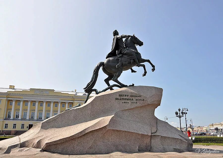 Памятник медному всаднику питер. Медный всадник памятник в Санкт-Петербурге. Памятник Петру 1 в Санкт-Петербурге медный всадник. Медный всадник памятник Петру 1. Статуя Петра 1 в Санкт-Петербурге.