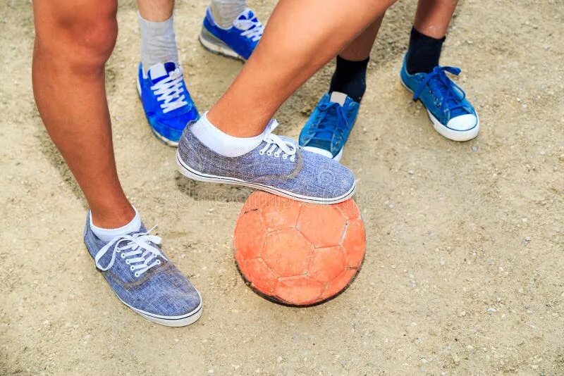Синий и оранжевый на ногах. Эстетика уличного футбола. Фвшвфы Ozelia оранжевые на ноге. Boys legs