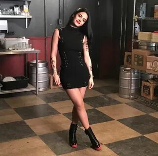 Isabelle Lightwood - Shadowhunters Really cute outfits, Tv show.