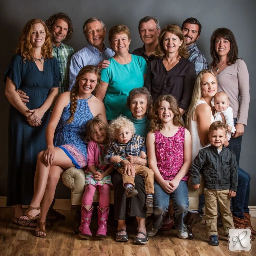 Родственники. Фотосессия большой семьи. Большая семья. Семейный портрет большой семьи. Большая семья фотосессия.