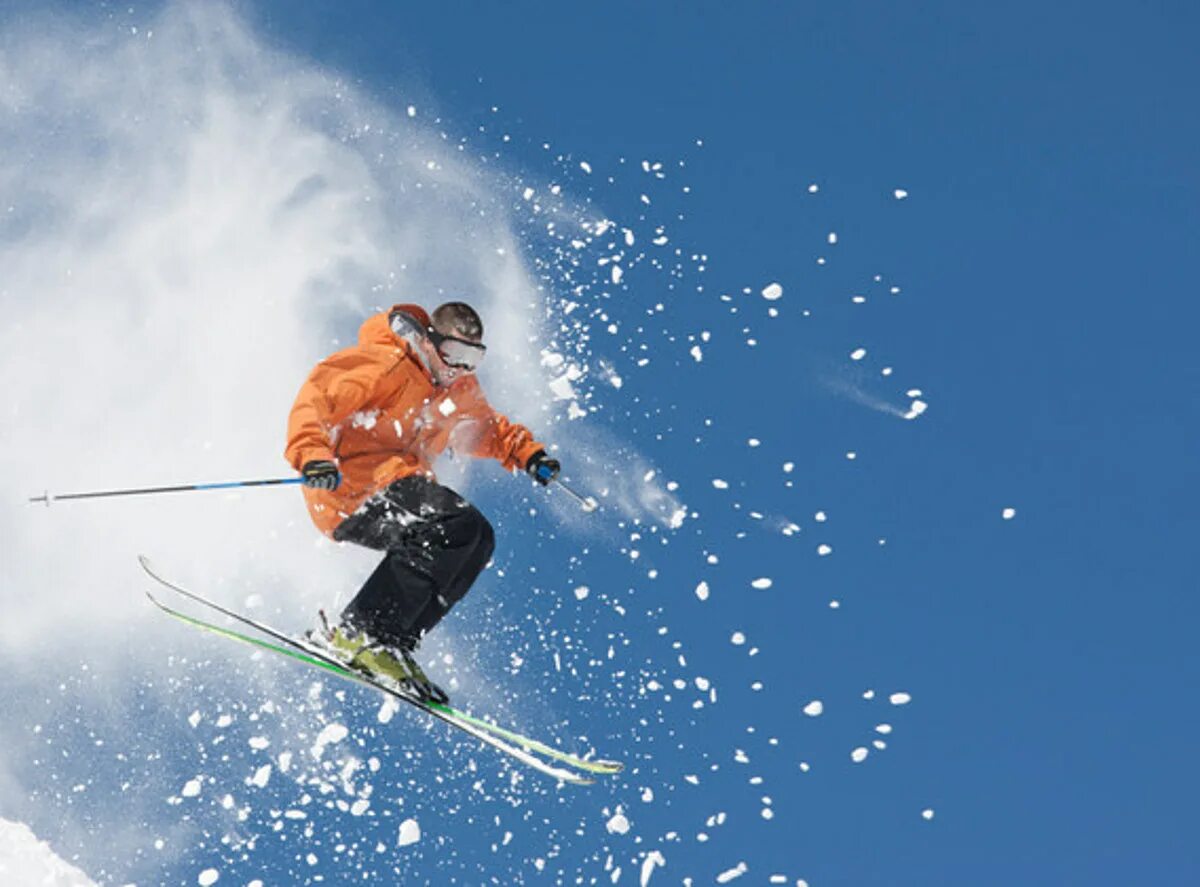 Горнолыжный спорт. Лыжник. Горы лыжи. Прыжок на горных лыжах. Ski diving