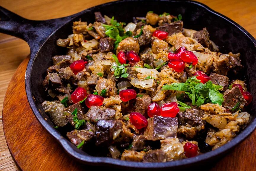 Грузински рецепты с фото. Грузинский Кучмачи. Грузинская кухня Оджахури. Кучмачи по-грузински. Сациви Кучмачи.