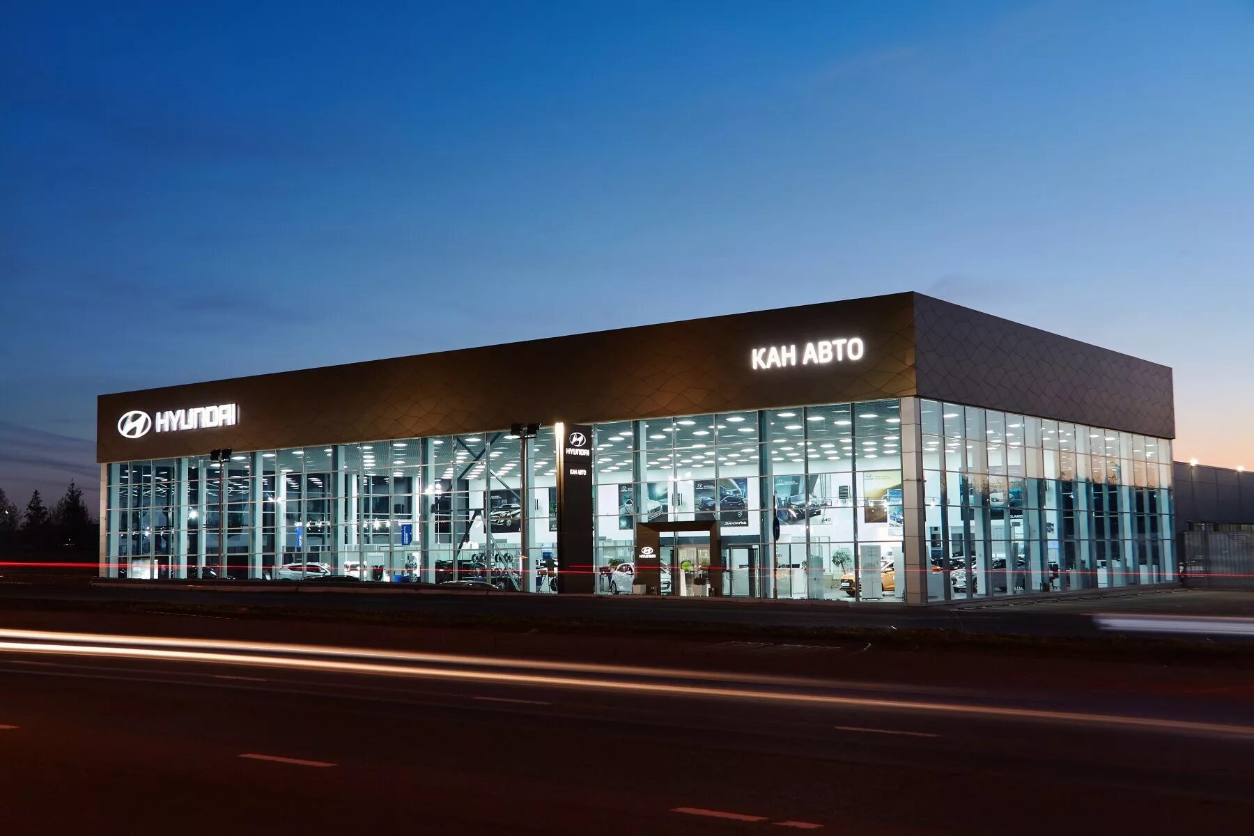 Машины мерседес в автосалон. Хендай кан авто в казани сибирский тракт. Красивые машины казань. Спорткары в казани. Toyota camry 50.