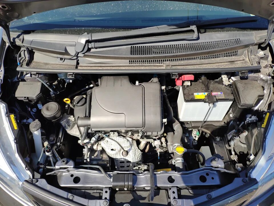 Двигатель тойота витц 1.3. Toyota Vitz 1.0 двигатель. Toyota Vitz двигатель 1.3. Тойота Витц 2009 подкапотка. Моторный отсек Тойота Витц 2013.