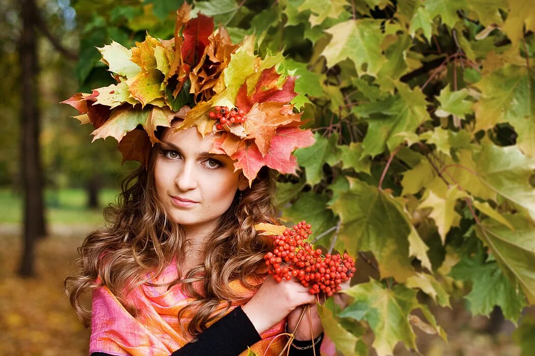 Женщина осень. Королева осени. Девушка в венке из осенних листьев. Осенняя женщина. Красивые девушки осени