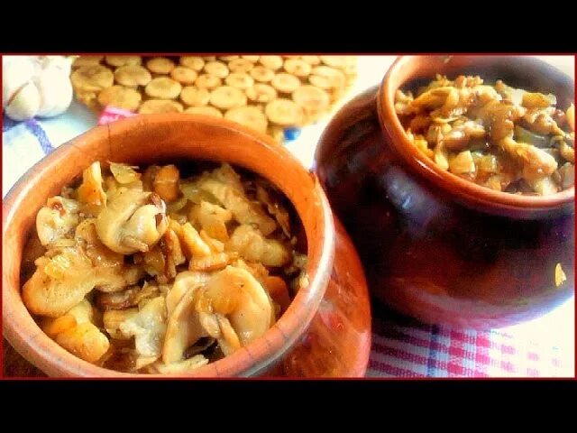 Грибы с картошкой тушеные в горшочке. Картошка с грибами в горшочках со сметаной. картофель со сметаной в горшочках. грибы в горшочке в духовке со сметаной. картошка в горшочках в духовке с вешенками.